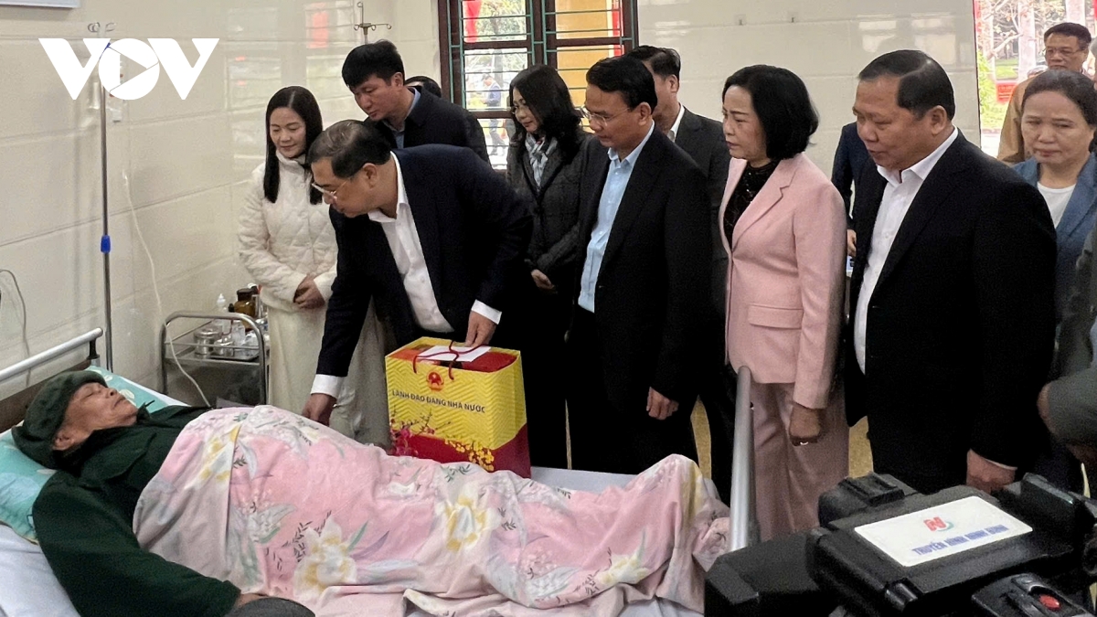 Ông Phạm Gia Túc thăm, tặng quà thương bệnh binh tại Ninh Bình